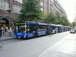 Wg.7209 vom Typ MAN NG, Wg.8505, Wg.8708 vom Typ Van Hool AGG 300 alle mit EuroEyes Werbung auf der Linie 109 und 5 nach Hbf Zob, Wg.8712 vom Typ Van Hool AGG 300 der HHA mit Dumraht& Fassnacht Werbung auf der 5 nach A-Burgwedel, Wg.6553 vom Typ MB O405N Schnellbus mit OPEL Krll Werbung auf der Linie 37 zum Schenefelder Platz, Wg.0804 vom Typ MB Citaro der VHH und Wg.6916 vom Typ MB Citaro (Facelift) Schnellbus am Hbf Mnckebergstrae.