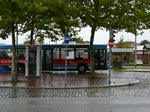 Wg.973 vom Typ MB O405N2 der VKP mit Sparkassen Werbung auf der Linie 341 nach Kiebitzweg, Wg.284 vom typ MB Citaro LE  der VKP mit Johanniter Werbung auf der Linie 342 nach Glindskoppel am Bf.Preetz.