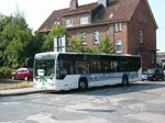 Wg.873 vom Typ MB Citaro  mit Werbung fr Steffens auf der Linie 1001 nach Duhnen und Wg.718 vom Typ MB O405N1 der KVG mit Werbung fr E.Check auf der Linie 1002 nach Sahlenburg am Bf.Cuxhaven.