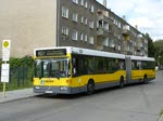 Wg.2629 vom Typ MB O405GN2 der BVG auf der Linie M27 zum S+U Bhf Jungfernheide an der Hst.Hadlichstrae.