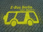 SOLARIS Urbino 12 electric. Der kurze Film entstand an der Ladestation Hertzallee in Berlin-Charlottenburg. Es ist eine von drei Schnelladestationen. Durch die induktive Ladetechnik werden die Busse während des Betriebs (an den Endhaltestellen) kontaktlos aufgeladen. Die Ladezeit beträgt 4 bis 7 Minuten. Die vier E-Busse verkehren auf der Linie 204 zwischen den Bahnhöfen Zoo und Südkreuz. Die Strecke durch die Innenstadt ist 6,1 km lang. Der URBINO 12 electric befördert bis zu 70 Fahrgäste. Das Antriebssystem stammt von der Fa. Vossloh-Kiepe. Der Asynchronmotor verfügt über 160kW/218 PS Leistung. Vmax beträgt 65 km/h. Die Batterien sind Lithium-Ionen-Batterien. Die Kapazität beträgt 90kWh. Die Betriebsspannung ist 660 Volt. Video:01.09.2015