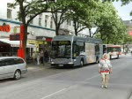 Wg.2371 vom typ MB Citaro BZ auf der Linie 6 nach U-Borgweg und MB O405N Schnellbus mit Toom Werbung auf der Linie 37 nach Bramfeld Dorfplatz verlassen Synchron zu einander den Hbf / Kirchenallee.