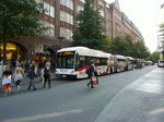 Wg.8710 vom Typ Van Hool AGG 300 der HHA macht Werbung fr Edding auf derv Linie 5 nach Hbf Zob, Wg.8508 vom Typ Van Hool AGG 300 der HHA mit Werbung fr EuroEyes auf der Linie 5 nach A-Burgwedel und Wg.6521 vom Typ MB O405N Schnellbus der HHA auf der Linie 37 nach Bramfeld der mit seiner Hupe ertsma die Autos vorantreibt.