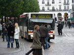 Wg.6575 vom Typ MB O405N Schnellbus der HHA auf der Linie 36 nach Farmsen Berne und Wg.8705 vom Typ Van Hool AGG 300 der HHA mit Clarksen Werbung auf der Linie 5 nach Hbf Zob am Rathausmarkt.