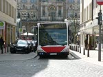 Wg.7504 vom Typ MB Citaro G der HHA auf der Linie 5 nach A.Burgwedel und Wg.6527 vom Typ MB O405N1 Schnellbus der HHA auf der Linie 36 nach S.Blankenese am Rathausmarkt richtung Jungfernstieg.