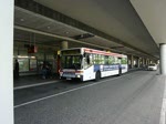 Wg.6580 vom Typ MB O405N1 Schnellbus der HHA mit Werbung fr VWA auf der Linie 39 nach U.Wandsbek Markt am Hamburg Airport.